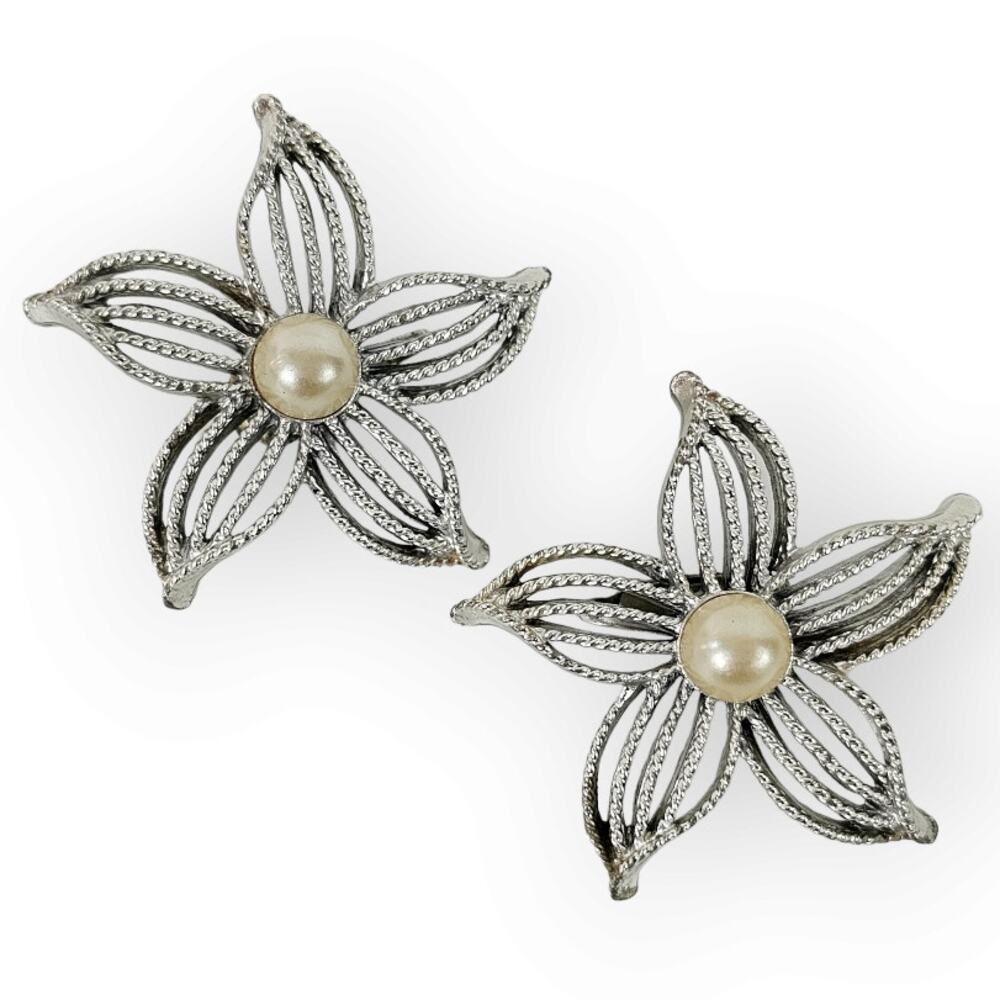 Vintage Sarah Coventry clip on silver toned flower earrings with pearls